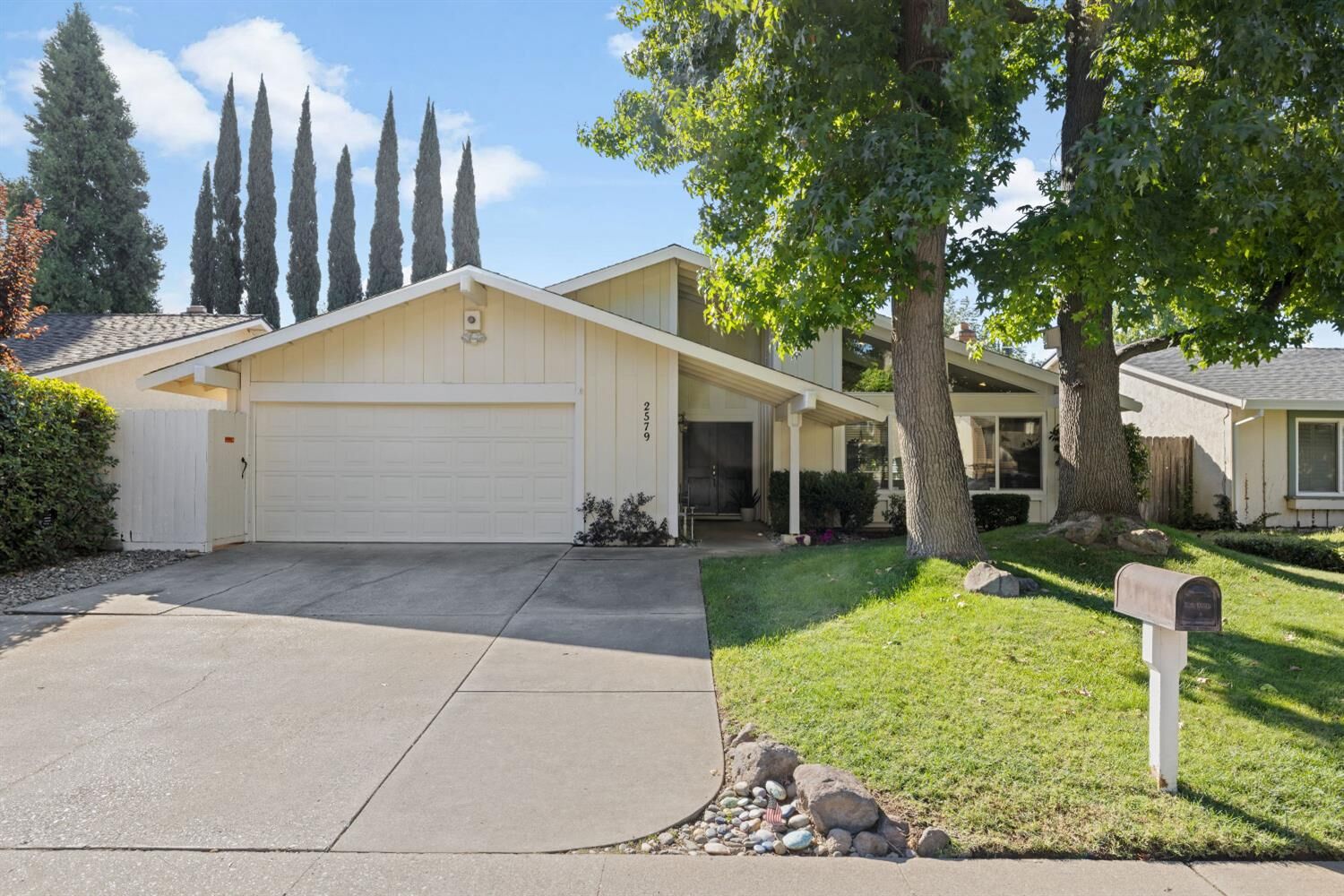 Property Photo: 2579 Rio Bravo Circle CA 95826