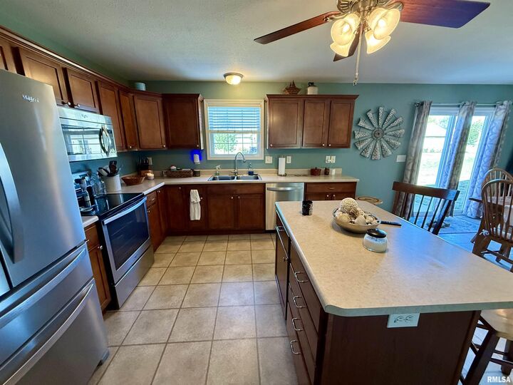Property Photo:  1601 Greenview Drive  IL 61530