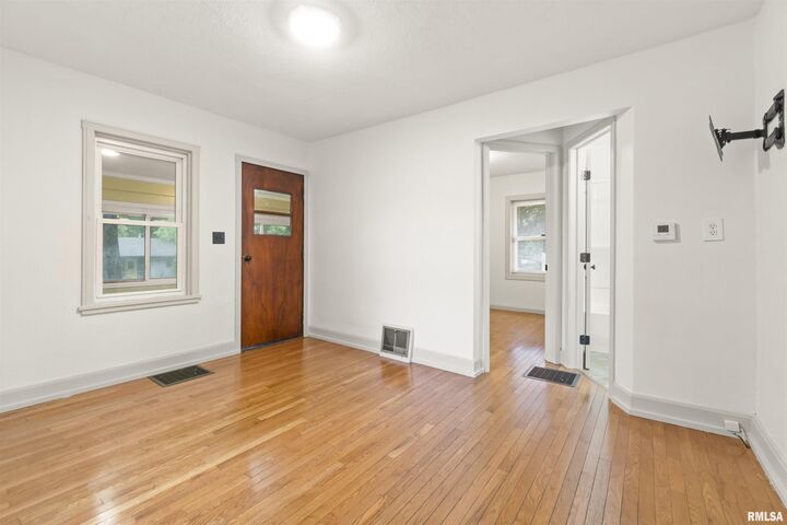 Property Photo: 104 N Inglewood Drive IL 61611