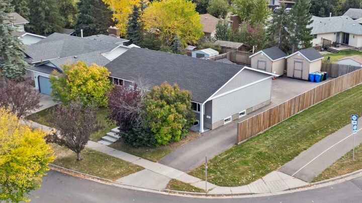 Photo de la propriété:  2003 117 Avenue SW  AB T2W 2Y7 