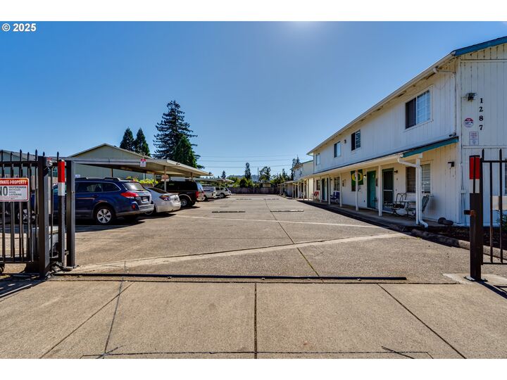 Property Photo:  1287 R St  OR 97477 