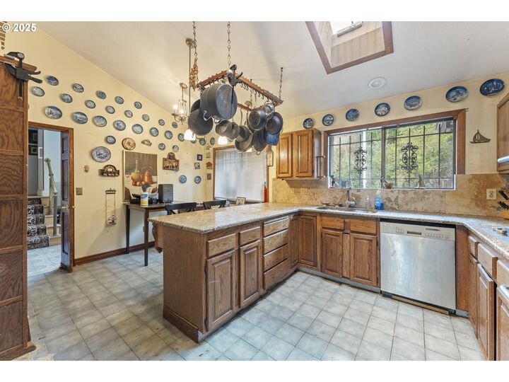 Property Photo:  5947 SW Alfred St  OR 97219 