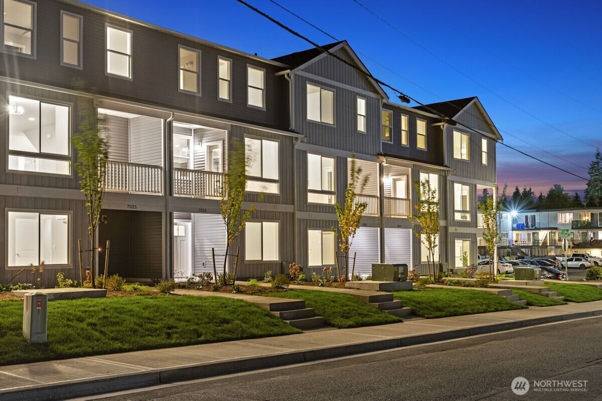 Property Photo:  7027  Rainier Drive B  WA 98203 