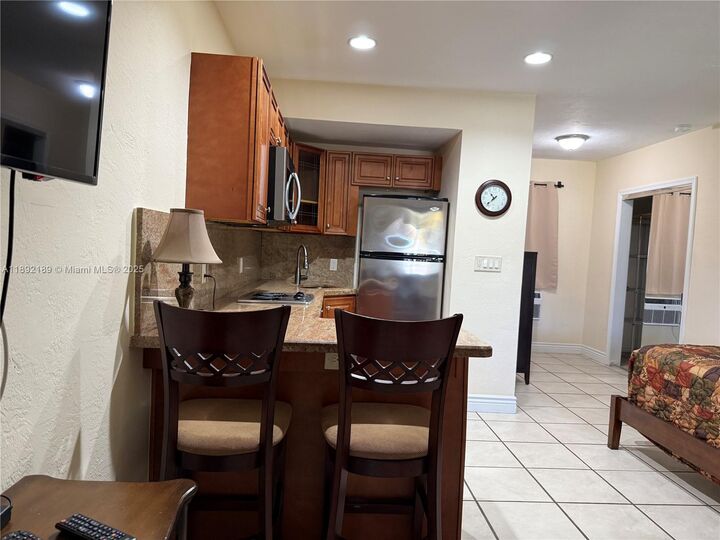 Property Photo: 811 NE 10th St 4 FL 33009