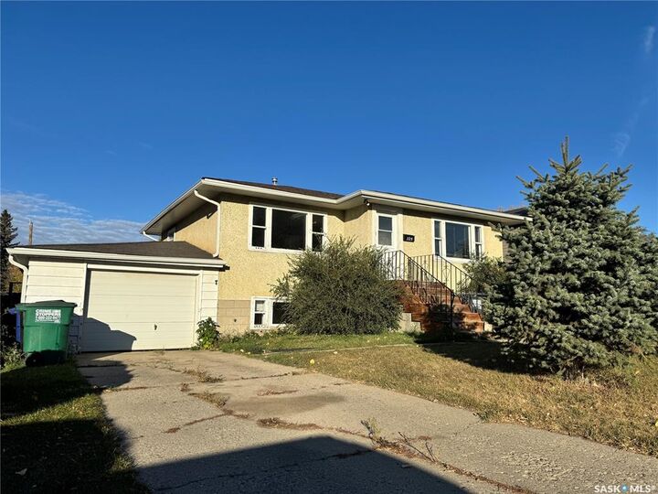 Property Photo: 325 V Avenue S SK S7M 3E4
