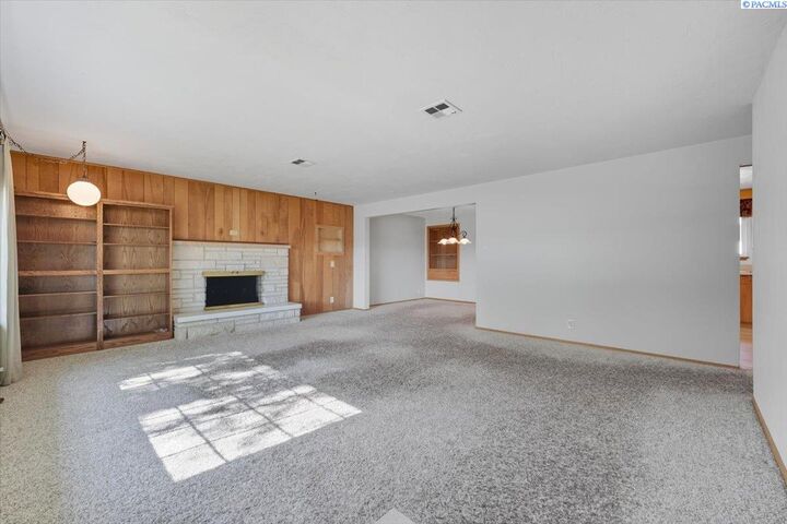 Property Photo: 1416 Agnes St WA 99352