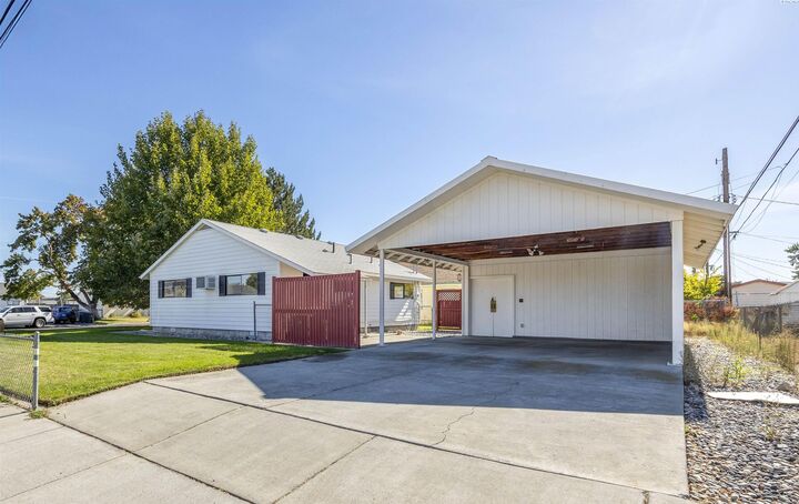 Property Photo: 713 Sanford Ave WA 99352
