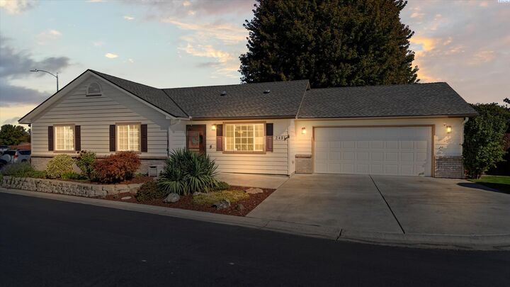 Property Photo: 2451 S Arthur Ct WA 99338