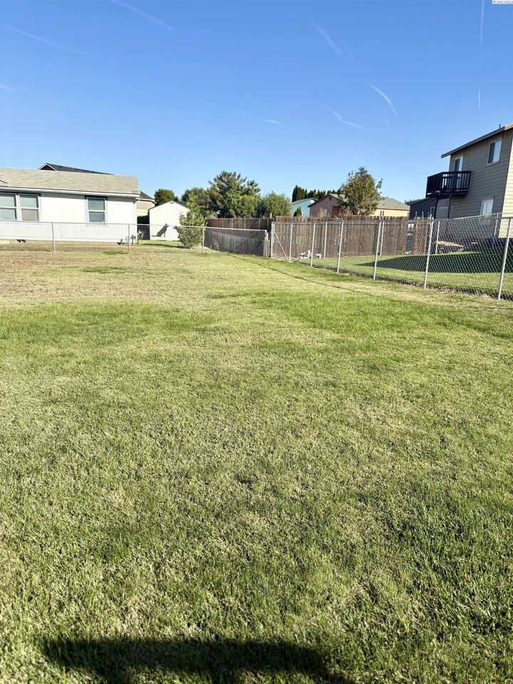 Property Photo: 615 Grant Ct WA 98930