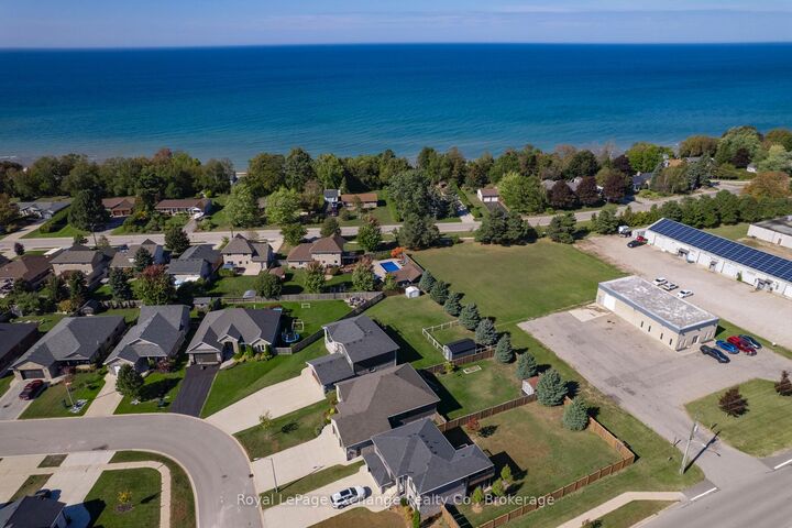 Property Photo:  54 Lakefield Drive  ON N2Z 0C9