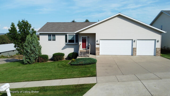 1708 14th Avenue SE  Mandan ND 58554 photo
