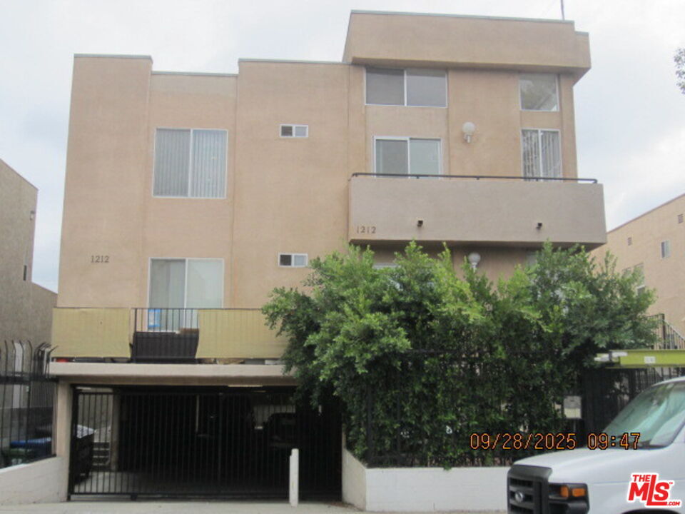 Property Photo: 1212 N Beachwood Dr CA 90038
