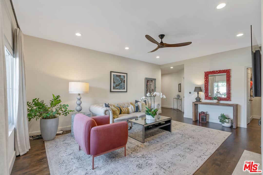 Property Photo:  640 N Sweetzer Ave  CA 90048 