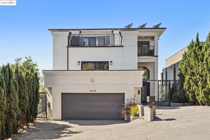 Property Photo: 680 Hiller Dr CA 94618