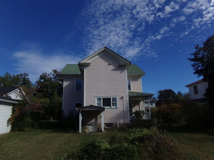 Property Photo: 705 W Maple Ave WV 24910