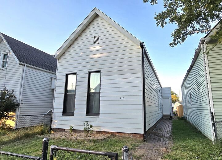 118 E Maryland Street  Evansville IN 47711-5058 photo