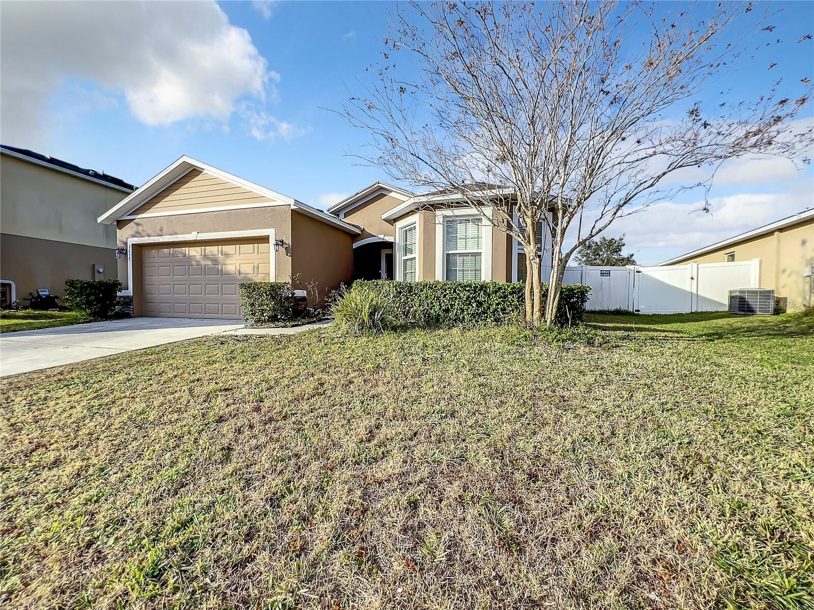 Property Photo:  3217 Queen Alexandria Drive  FL 34744 