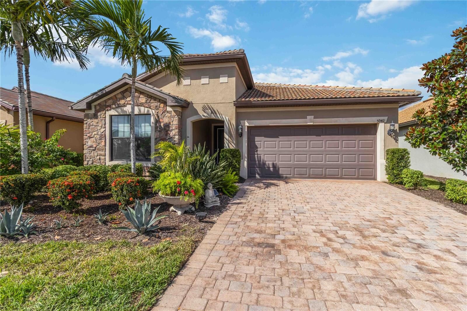 Property Photo:  5942 Caspian Tern Drive  FL 34238 