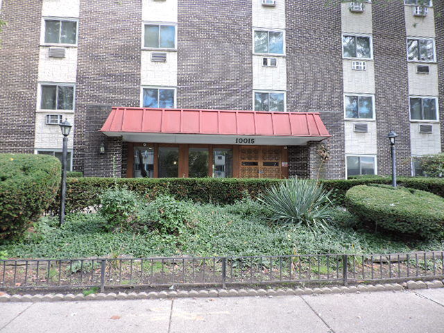 Property Photo: 10015 Beverly Drive 105 IL 60076