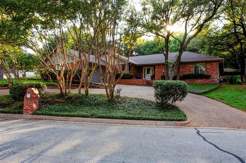 Property Photo: 2100 Lakehill Court TX 76012