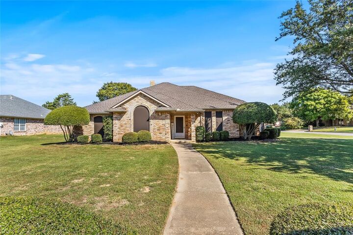 Property Photo: 14 Lillis Park Circle TX 75020