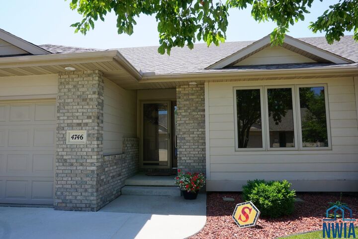 Property Photo: 4746 Brookshire Pl IA 51106