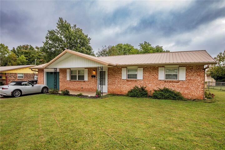 Property Photo: 811 Hinshaw Drive AR 72762