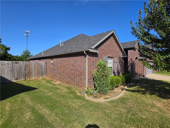 Property Photo: 1419 W Walker Drive AR 72756