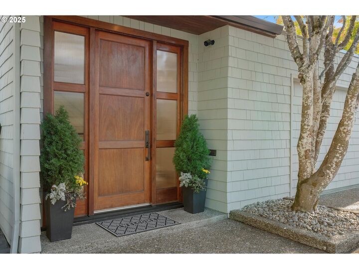 Property Photo:  2952 SW Canterbury Ln  OR 97205 
