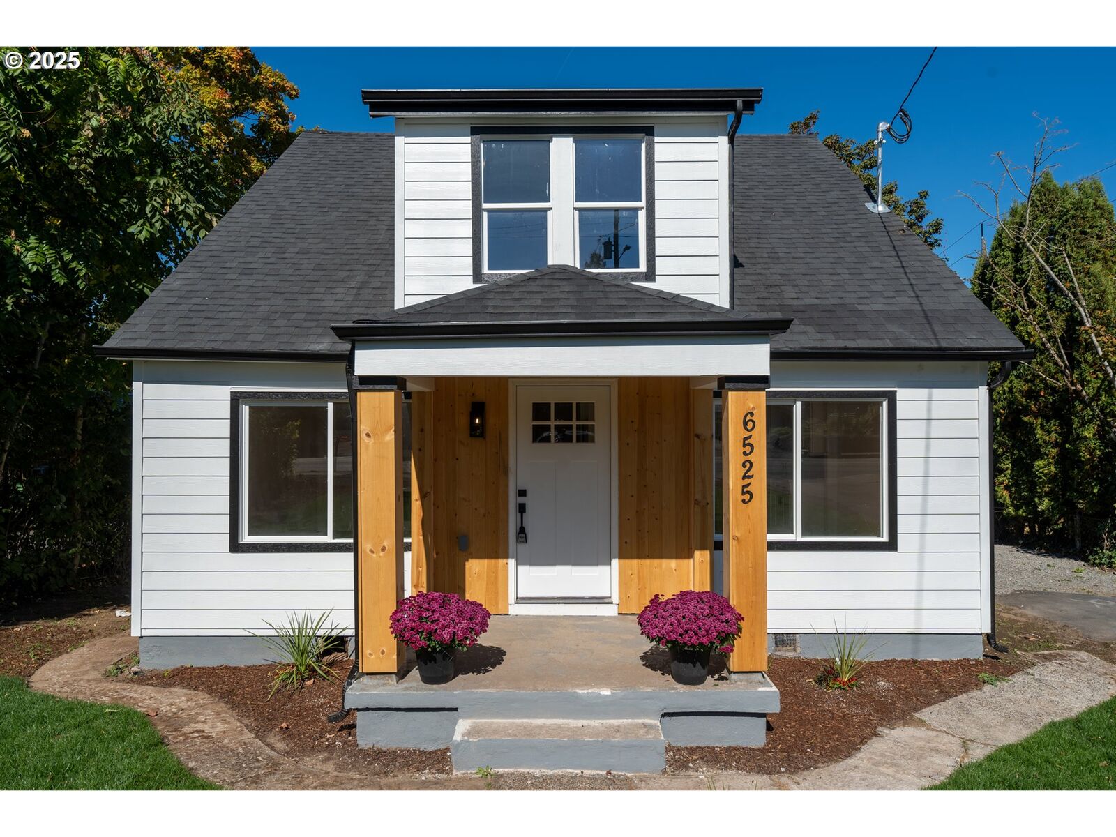 Property Photo:  6525 NE Prescott St  OR 97218 