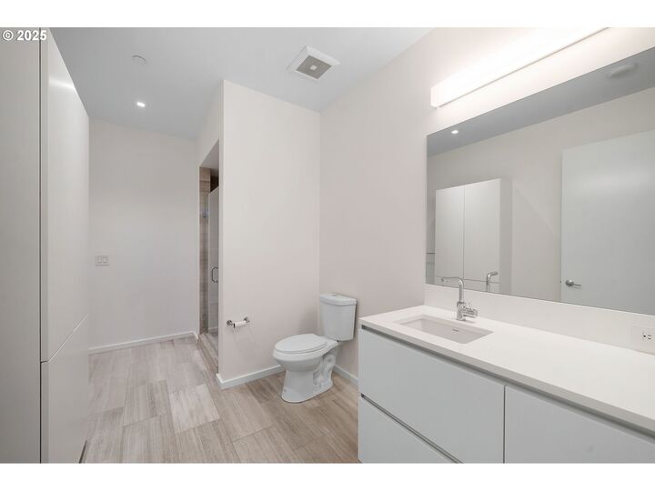 Property Photo: 1075 NW Northrup St 208 OR 97209