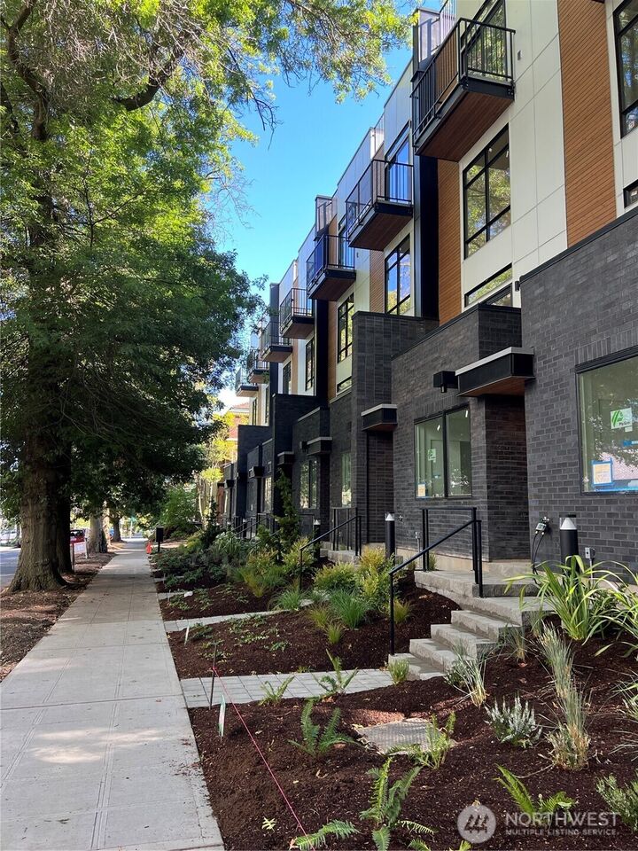 Property Photo:  2114  1st Avenue N  WA 98109 