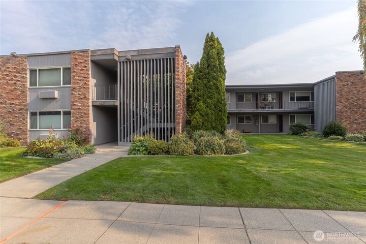 Property Photo: 201 Pennsylvania Avenue 4 WA 98801