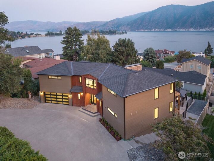 Property Photo: 755 Wapato Way WA 98831