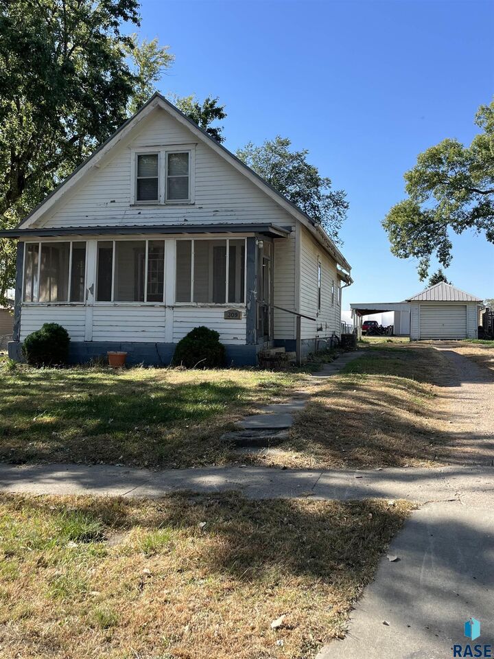 Property Photo:  309 S Dakota Ave  SD 57037 
