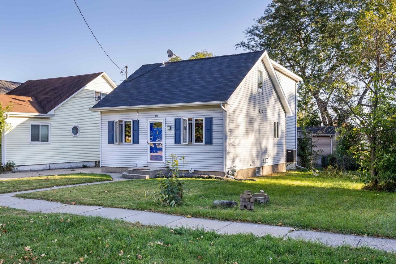 Property Photo:  723 East High Street  WI 53563