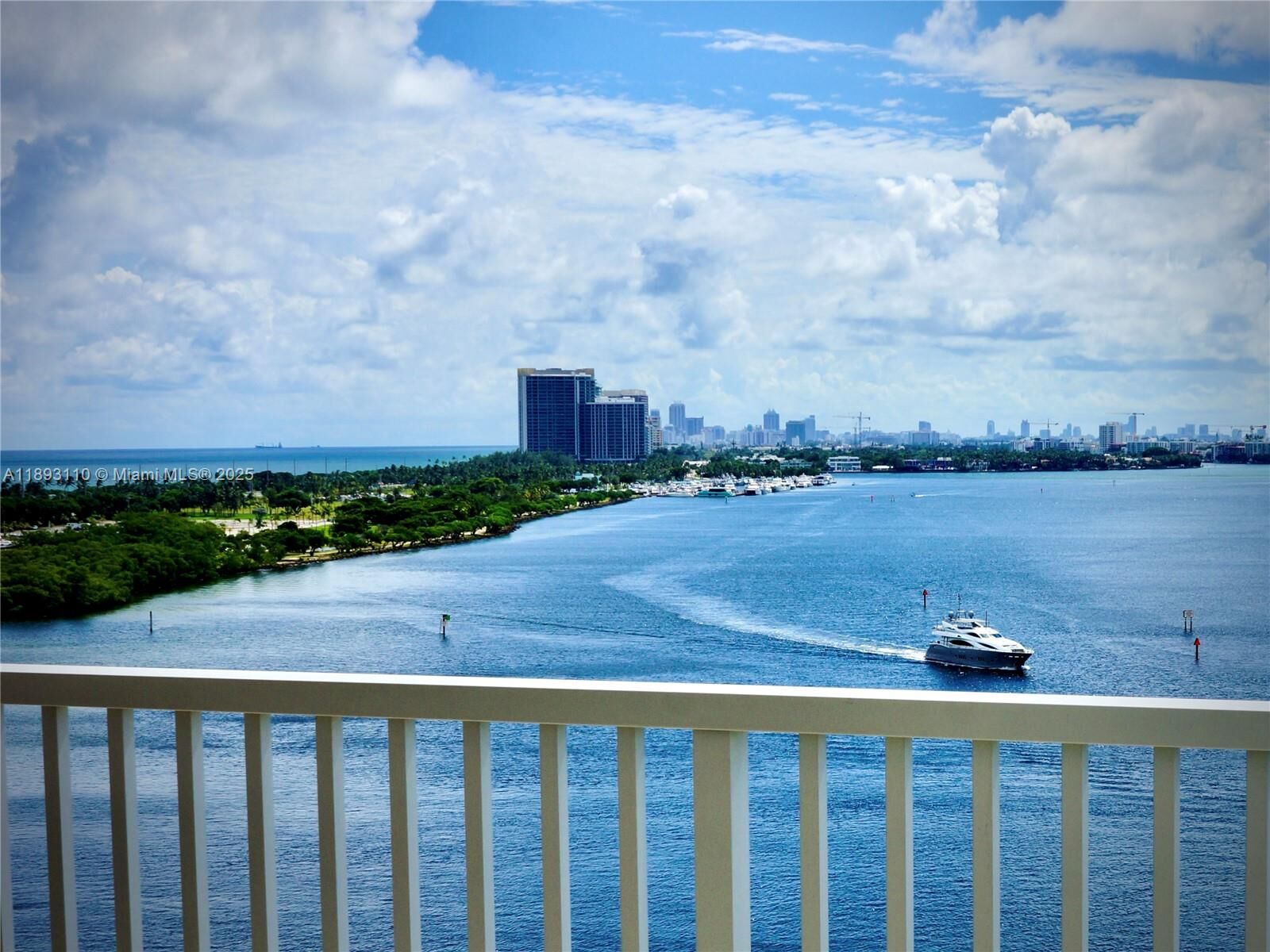 Property Photo: 300 Bayview Dr 1206 FL 33160