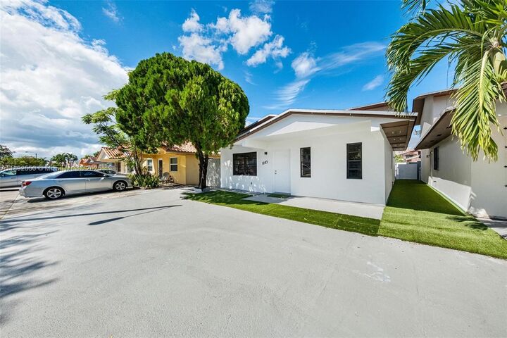 Property Photo: 1283 W 42nd St FL 33012