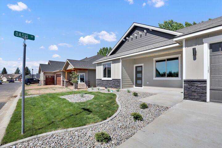 Property Photo: 1109 - Unit 15 N Country Club Dr 15 WA 99006