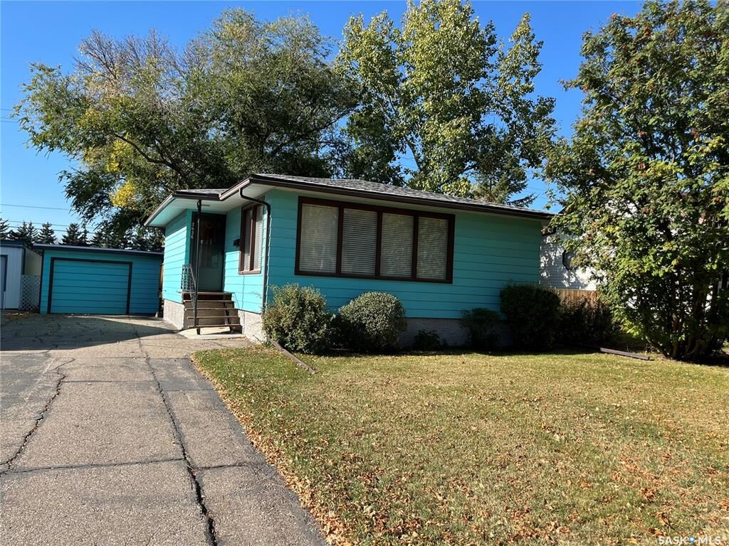 Property Photo: 2636 Edward Street SK S4S 0M8