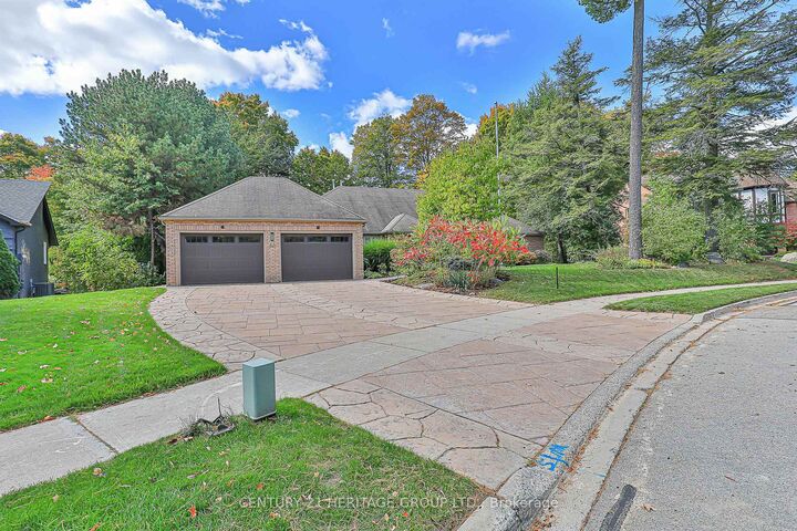 Photo de la propriété:  46 Pineneedle Drive  ON L4G 4Y6 