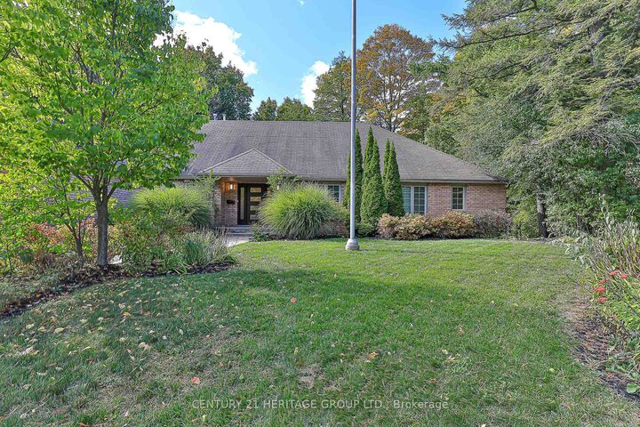 Property Photo:  46 Pineneedle Drive  ON L4G 4Y6 