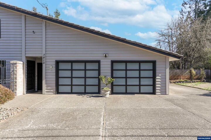 Property Photo: 3812 Ash Av SE OR 97302