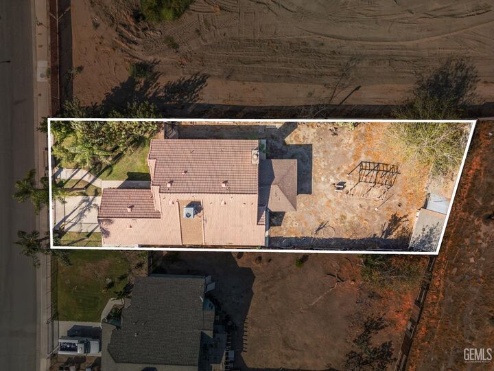 Property Photo: 2212 Saint Helens Avenue CA 93304