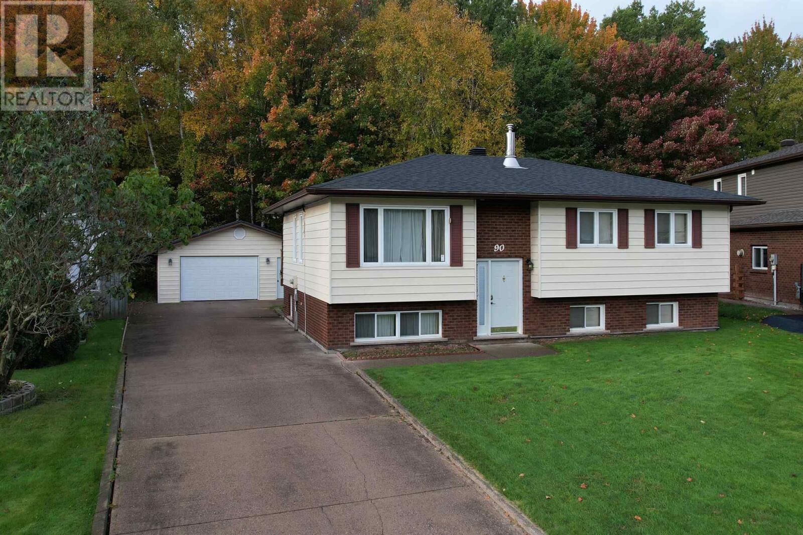 Photo de la propriété: 90 Taskar Dr ON P6A 6M8