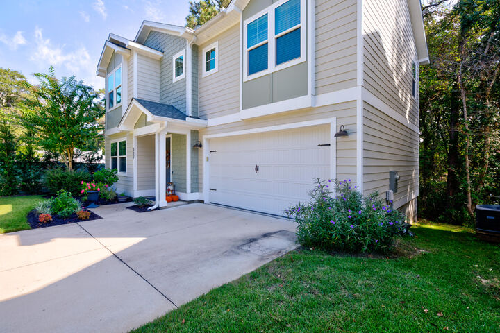 Property Photo: 527 Maple Avenue FL 32578