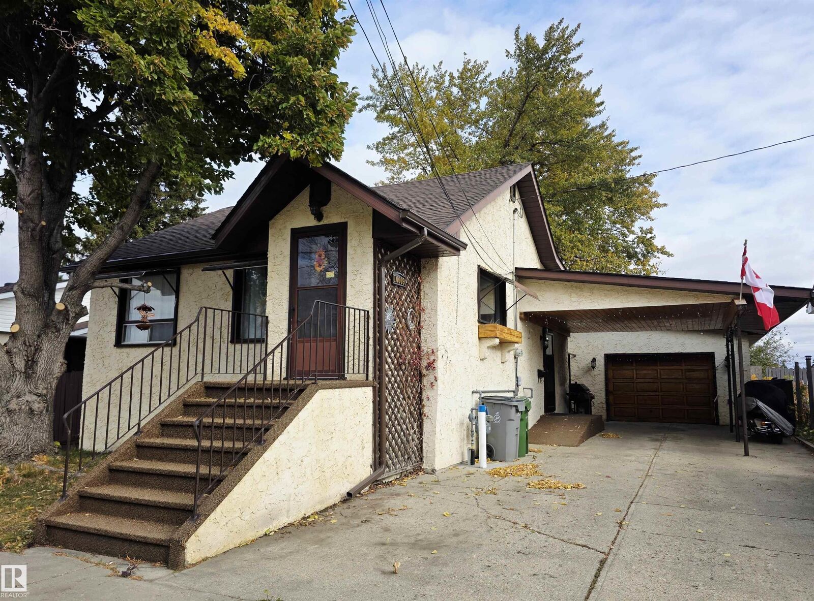 Property Photo:  10009 104 Street  AB T8R 1A5 