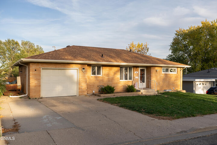 Property Photo: 706 10th Avenue NW ND 58554