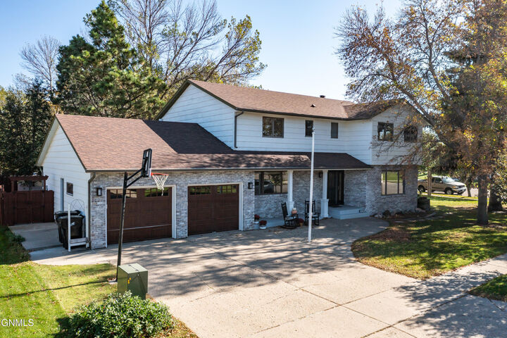 Property Photo: 3505 Overlook Drive ND 58503