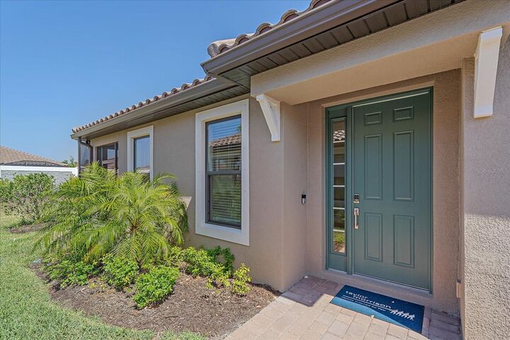 Property Photo: 6120 Plateau Court FL 34203